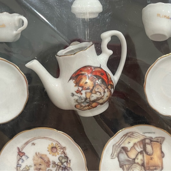 M.J.Hummel Mini Tea Set - Picture 5 of 11